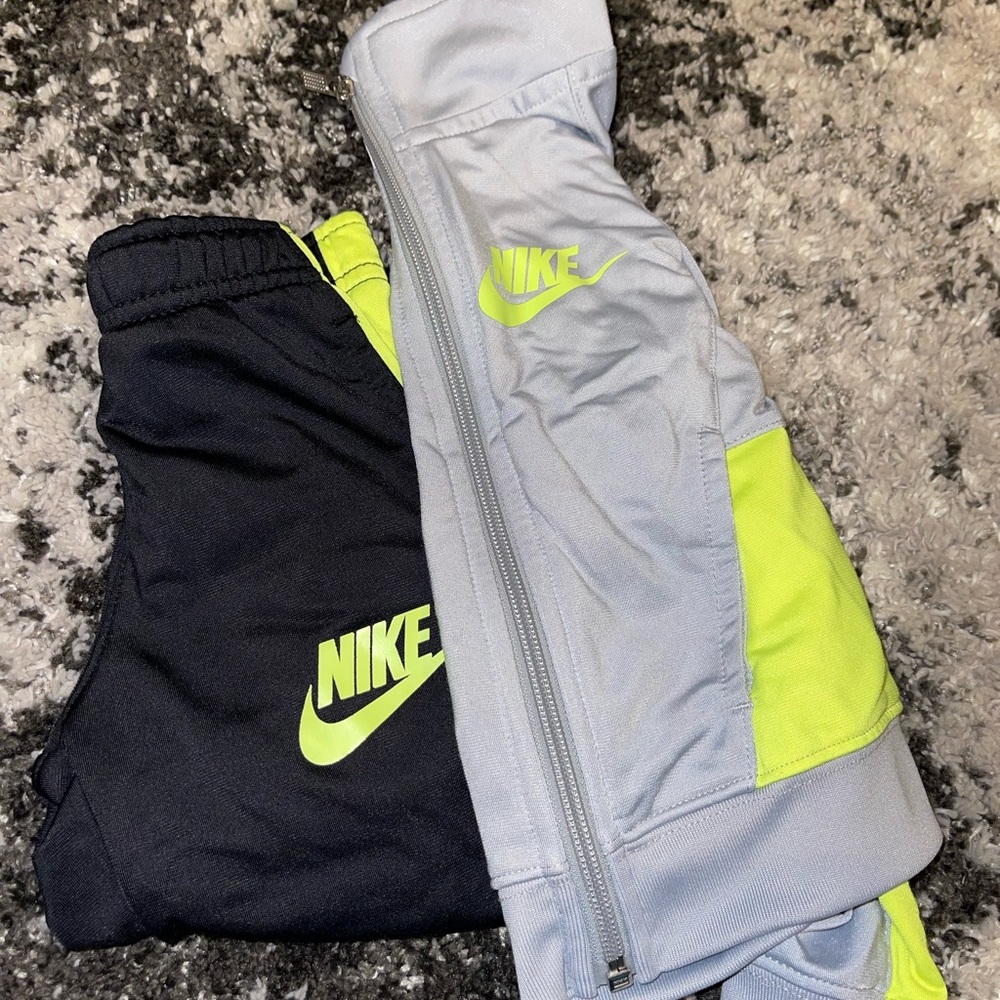 Nike Toddler boys sweatsuit. 2T